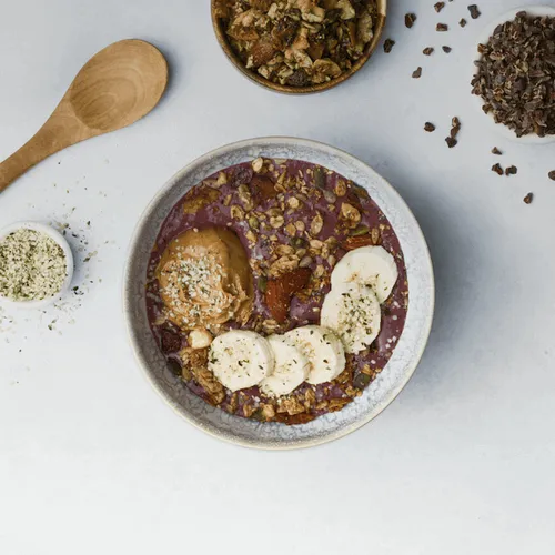 een smoothiebowl met fruit en muesli 